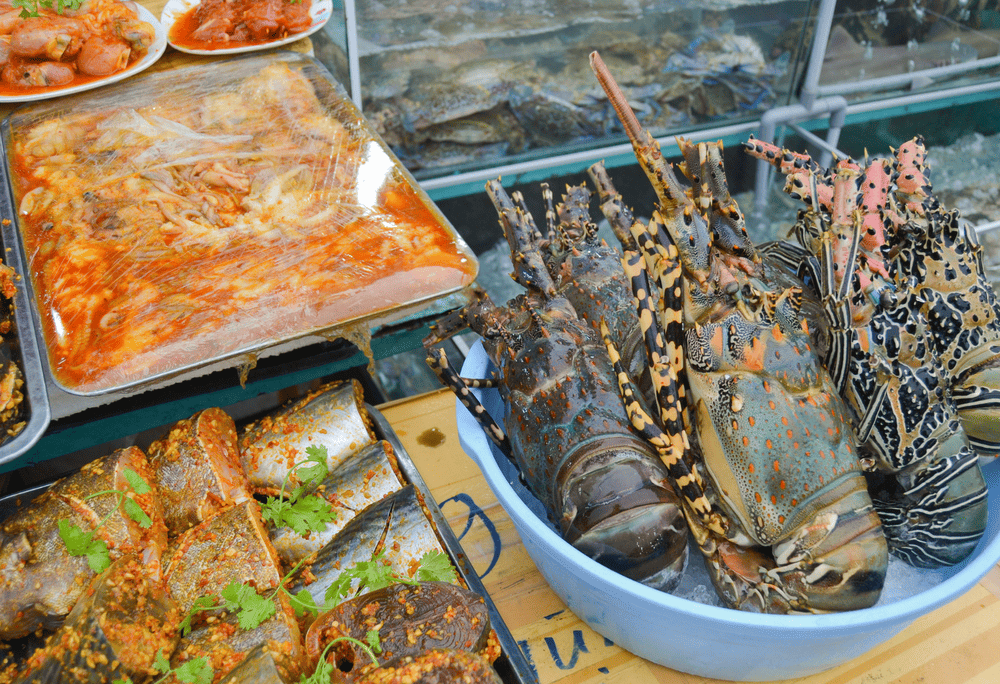 Beachfront restaurants with open-air layouts and breezy outdoor seating (Source: Canva)